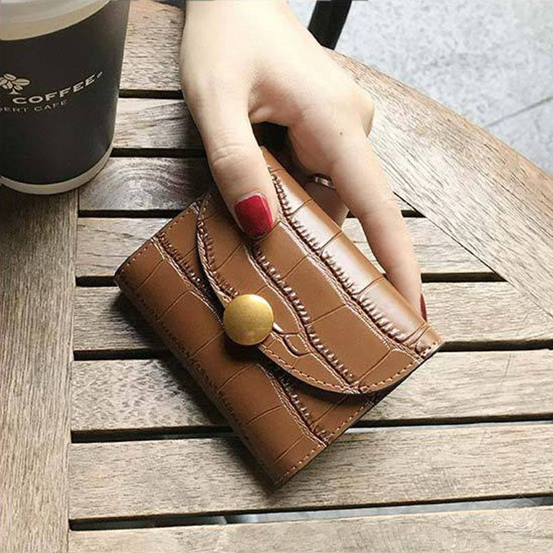 [オフィシャル]本革カードケース、上質な牛革で仕上げ、アコーディオンプリーツ、多くのカード入れ、アンティーク風金属ボタン、【着払い】【一つお買い上げで一つおまけが付きます】